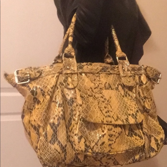 💥💥new Reduction💥Gold snake print shoulder bag. - Picture 2 of 8